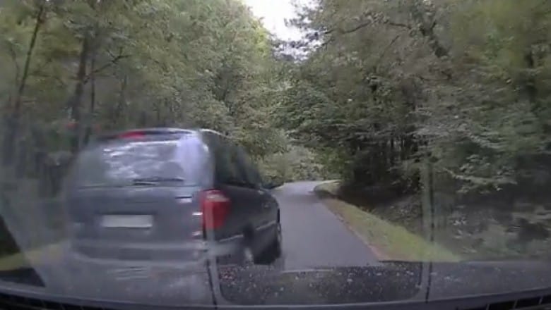 Üldözőbe vette az autós az ámokfutót, aki menet közben összetörte - videó