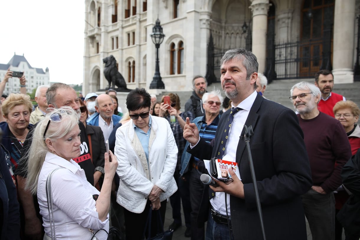 Hadházy Ákos belépőjegyet vett, hogy bejusson a munkahelyére, a Parlamentbe, de így sem ment könnyen