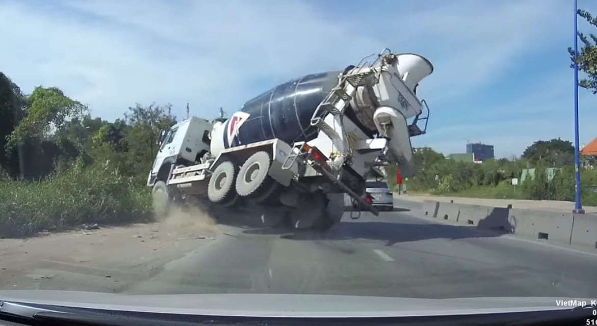 Nagyot mentett a betonkeverő sofőrje, de nemcsak emiatt tanulságos ez a videó