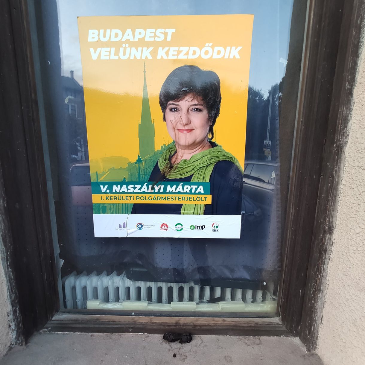 Ürülékkel kenték össze az I. kerületi ellenzéki iroda ablakát