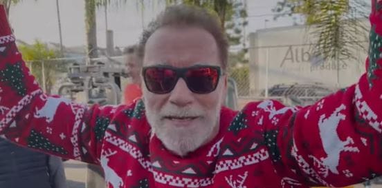 Schwarzenegger ezúttal rénszarvasos pulcsiban gyúr, és mondja el a jókívánságait