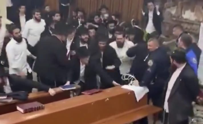 Ortodox zsidó fiatalok csaptak össze a rendőrséggel egy New York-i zsinagógában – videó
