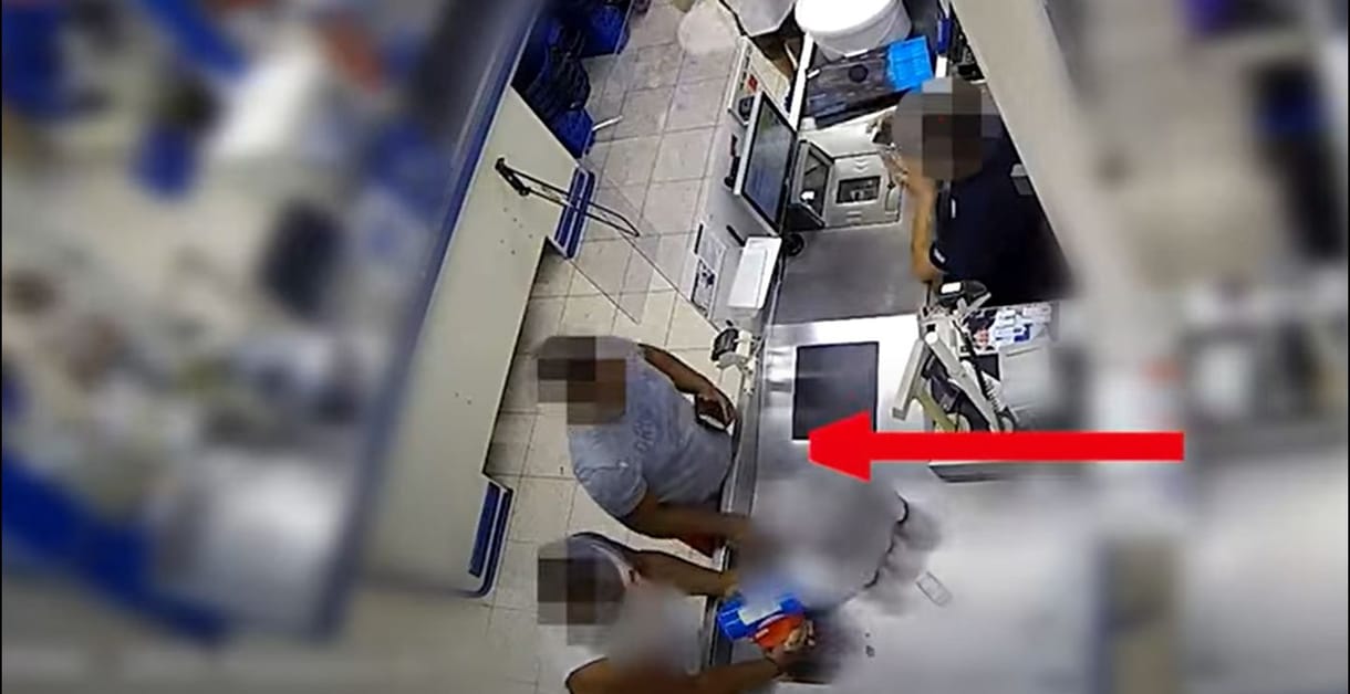 A pénztáros segítségével lopott az áruházból egy rendőr