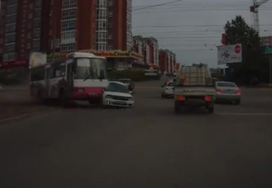 Így pusztít egy elszabadult autóbusz - videó