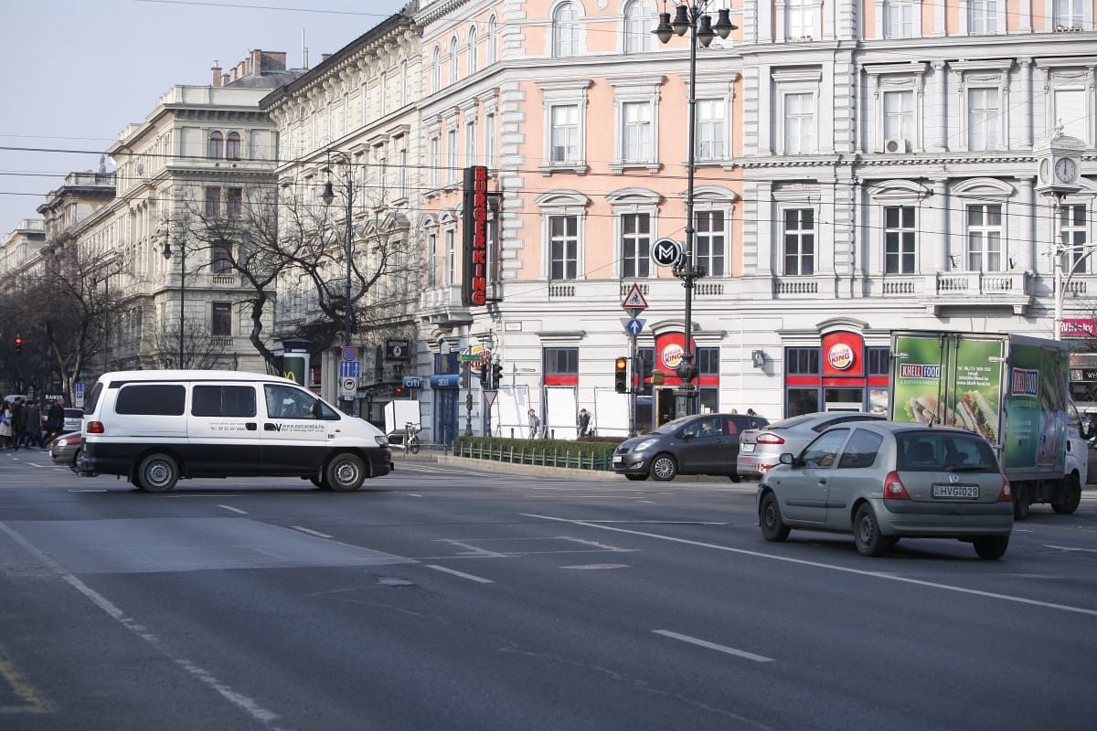 Négyen karamboloztak az Oktogonon
