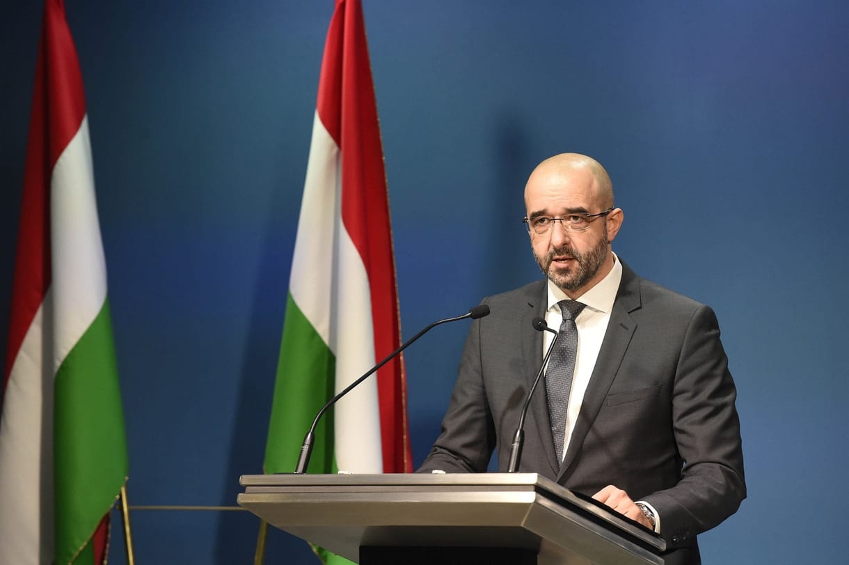 Ódákat zeng a kormány a mostani konzultációról