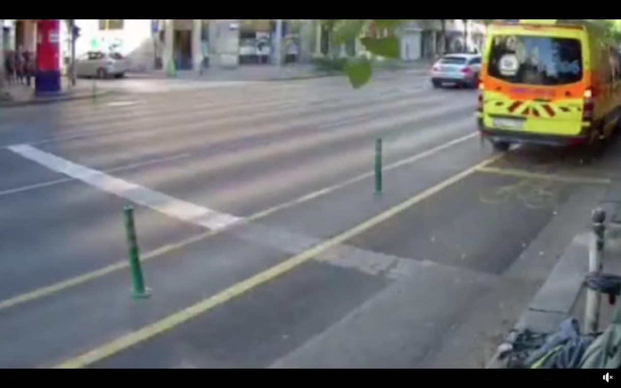 Karácsony Gergely videóval bizonyítja, hogy elfér egy mentőautó az Üllői úti biciklisávban
