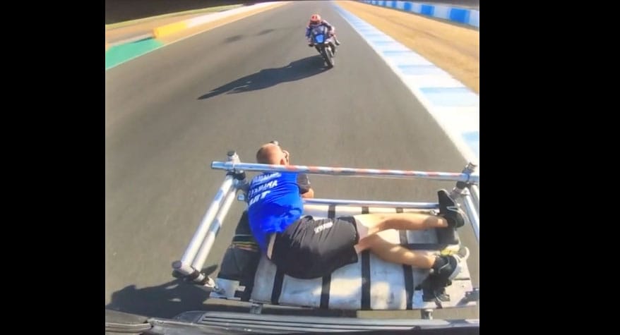 Ez a motorsportfotós legalább olyan őrült, mint a versenyzők – videó