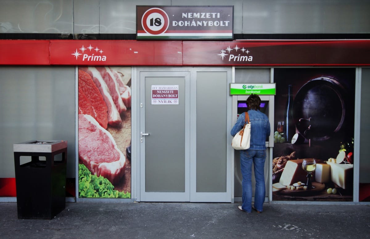 Ellenzéki szavazóktól óvják a dohányboltosokat egy szürreális közleményben