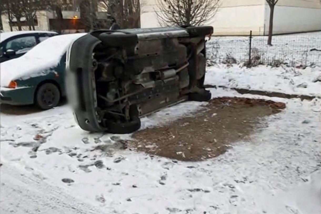 Oldalára fordították a parkoló autót, hogy kilopják a katalizátorát