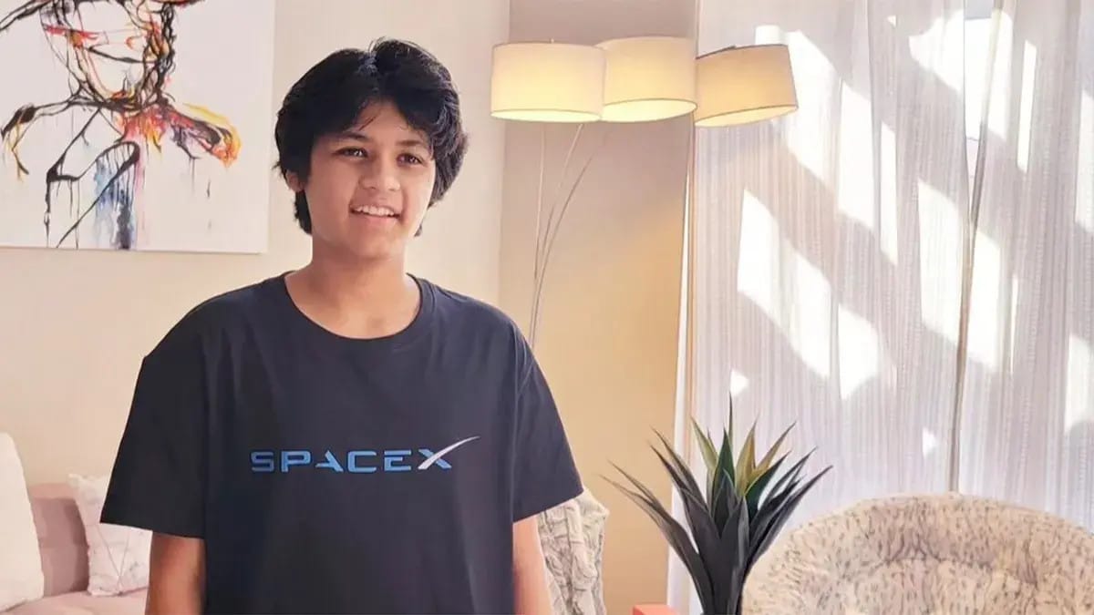 14 évesen csatlakozik egy fiú szoftvermérnökként az Elon Musk-féle SpaceX-hez