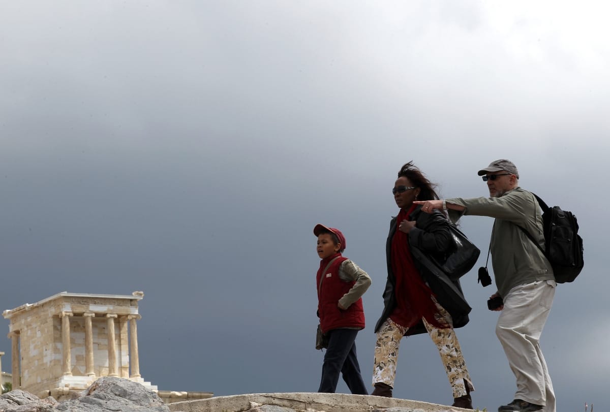 Nem a vihar miatt kémlelik az eget a turistákat hajóztató adócsalók