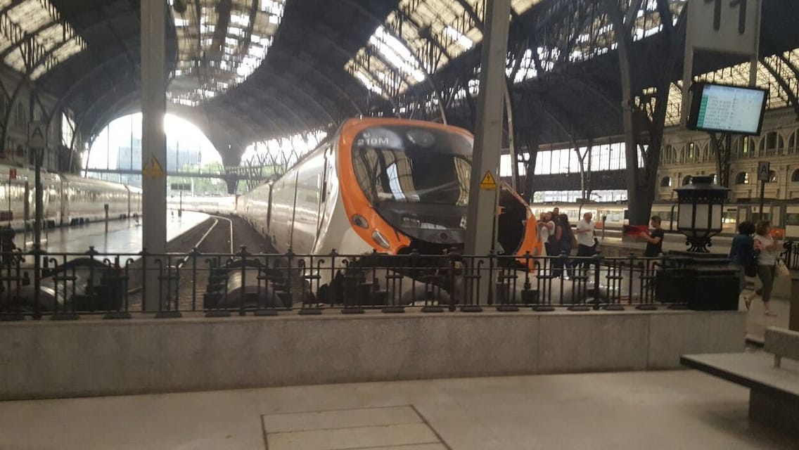 Baknak rohant egy vonat Barcelonában, több mint 40 sérült van – fotó, videó
