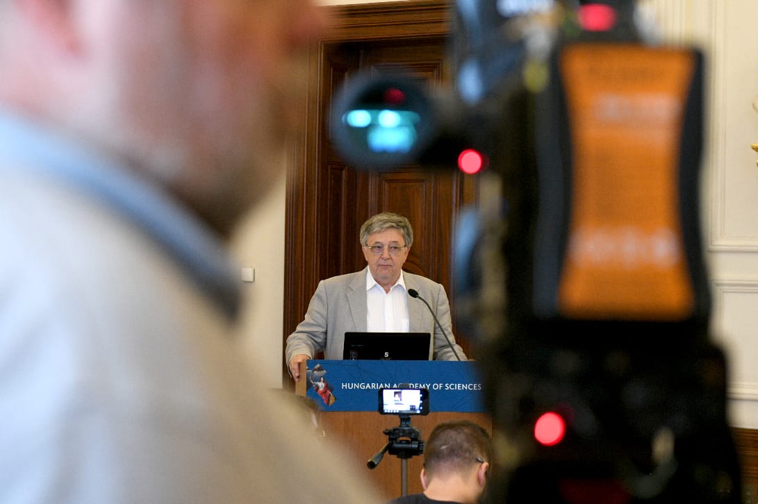 Lovász László segélykiáltása: „Mi nem tudunk Bécsbe költözni. A magyarok támogassák az MTA-t!”