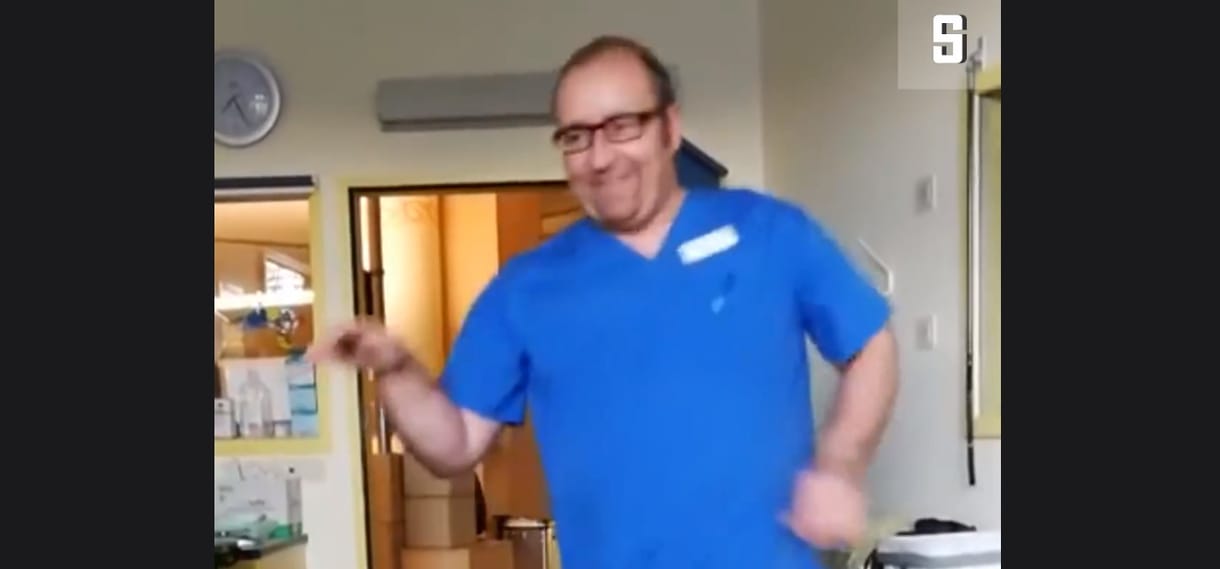 Táncolt kis betegének egy orvos, hogy felvidítsa, tőle olvadozik most a net – videó