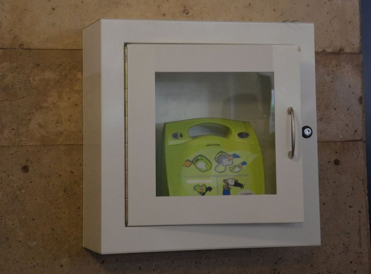 Infarktust szimulálva próbálta meg ellopni egy budapesti uszoda defibrillátorát egy férfi, két évet kapott