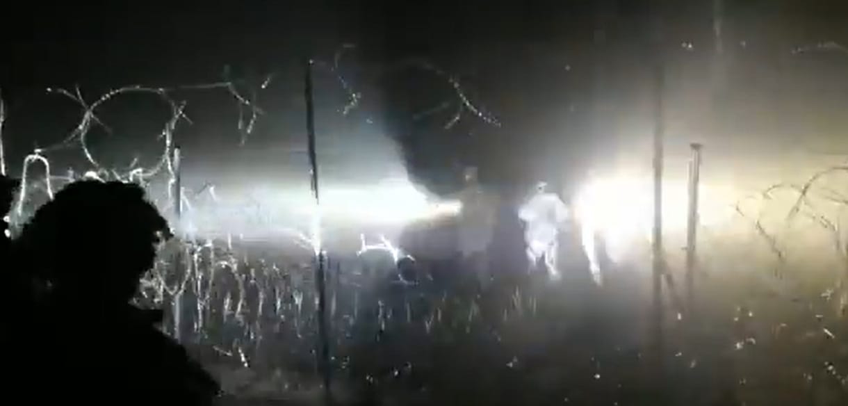 Videót tettek ki arról, hogyan próbálják a fehérorosz katonák elvakítani a lengyel határőröket
