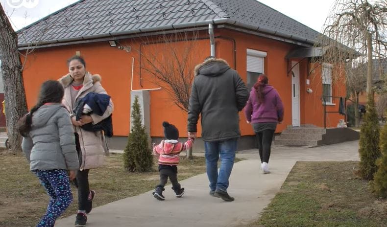 Roma menekült családokat fogad be Teca, a tiszabecsi kempinges – videó