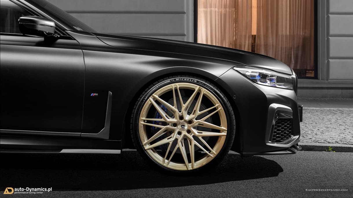 Egy kis arannyal és matt feketével dobták fel a BMW M760Li-t