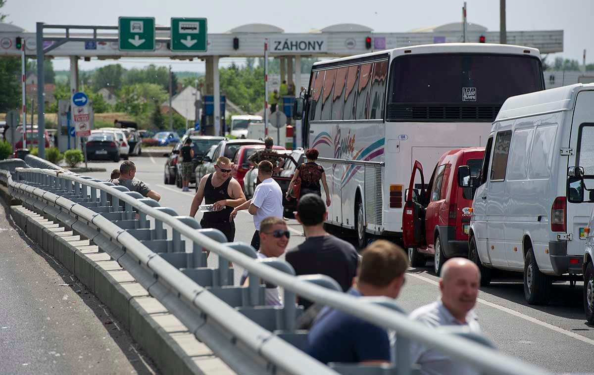 Több határnál torlódik a teherforgalom, akár 4 órát is várni kell