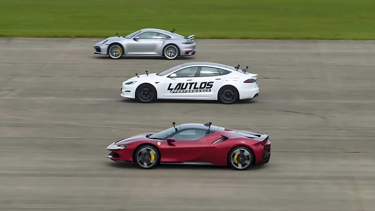 Hibrid Ferrari, az ezerlovas Tesla vagy a Porsche boxermotoros csúcsgépe nyer egymás ellen?