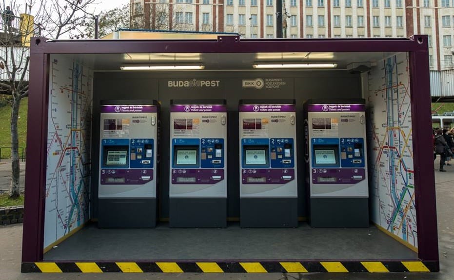 Bedobozolta automatáit a BKK a Széll Kálmán téren - fotó