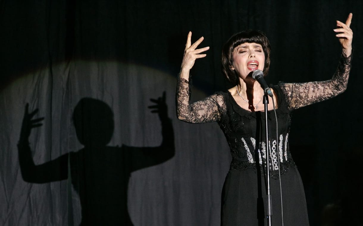 Putyin után a magyar közönséget is el akarja kápráztatni: jön Mireille Mathieu