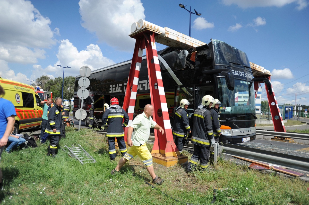 Fotó: szigetes busz szorult a magasságkorlátozó alá Ferihegyen