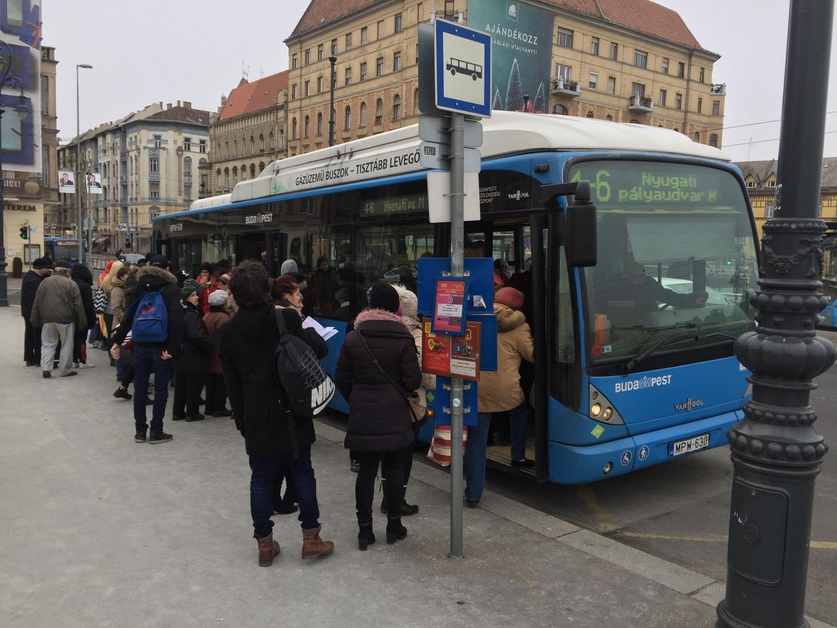 A tüntetőké és a futóké a város – így közlekedjen Budapesten a hétvégén