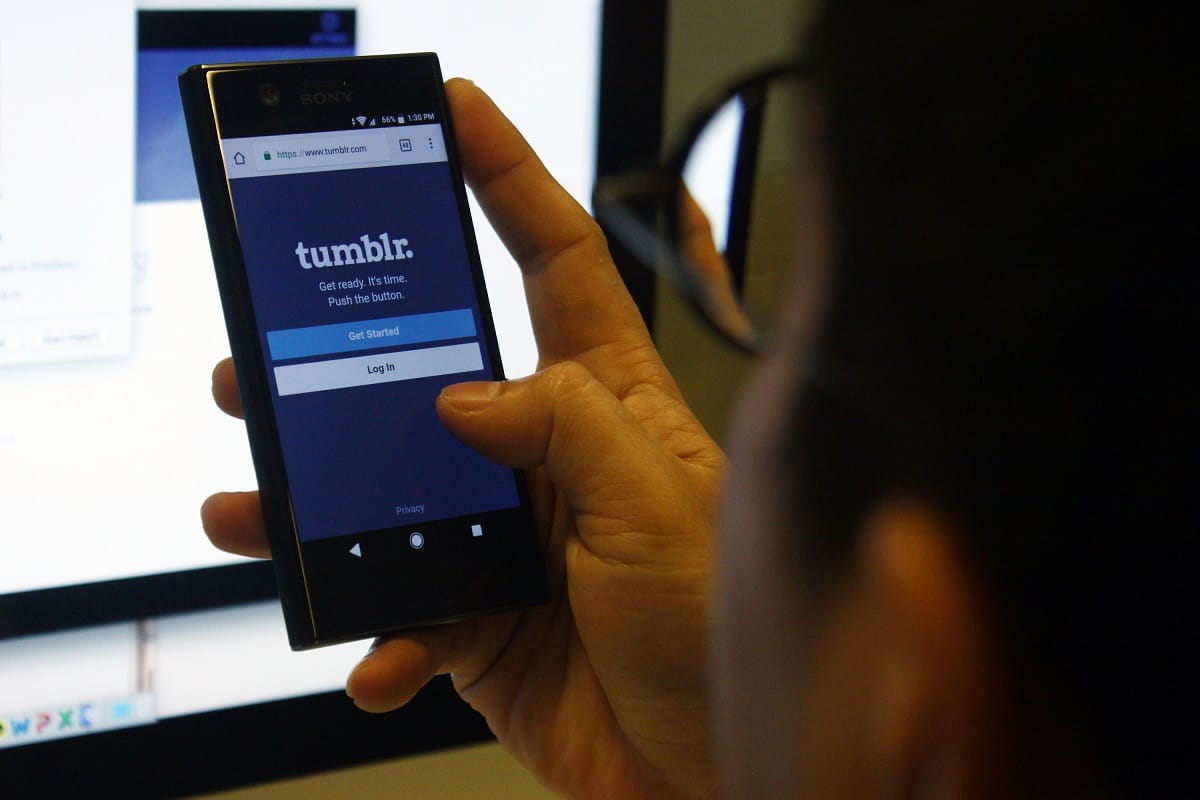 A Twittert parodizálták, végül megdobta a bevételeket a Tumblr haszontalan hitelesítő kék pipája