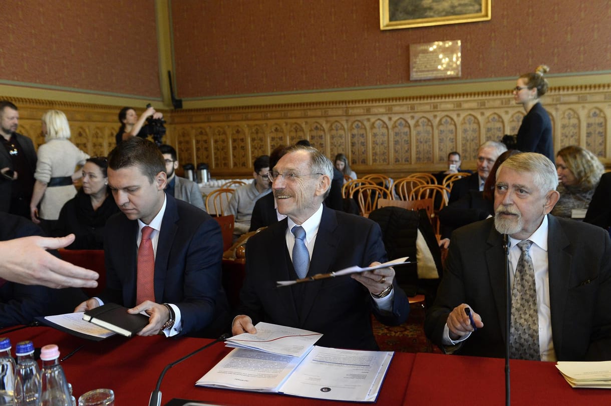 Koronavírus: három műszakban gyártják a védőfelszereléseket a magyar börtönökben