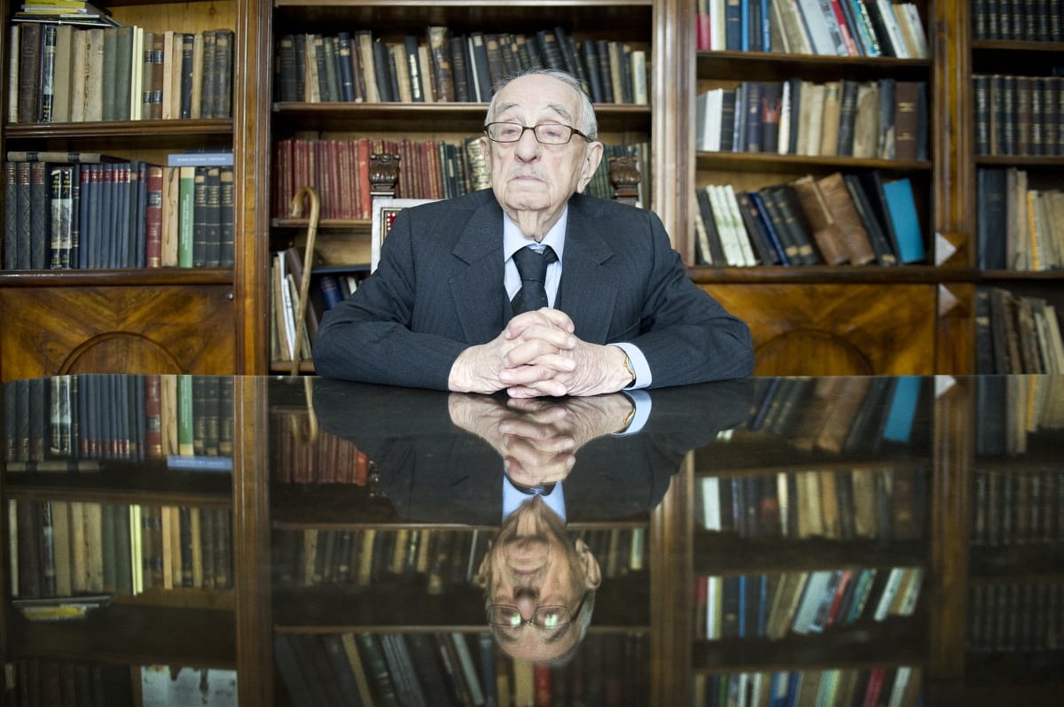 Meghalt Schweitzer József