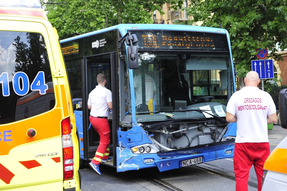 Nagyot csattant a 133E busz a Thökölyn – fotók