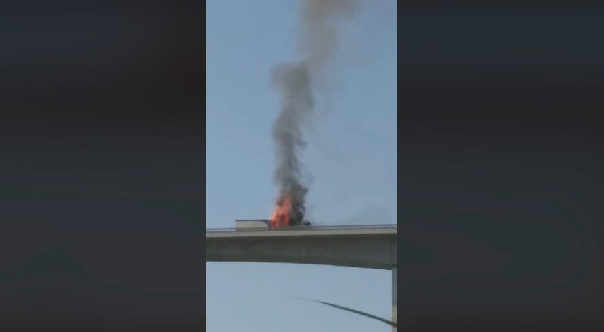 Így égett egy teherautó a Kőröshegyi völgyhídon – videó