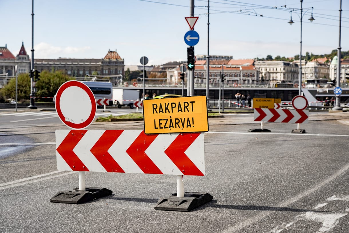Lezárták a rakpartot, a villamos se csenget – képeken az árvízre készülő Budapest