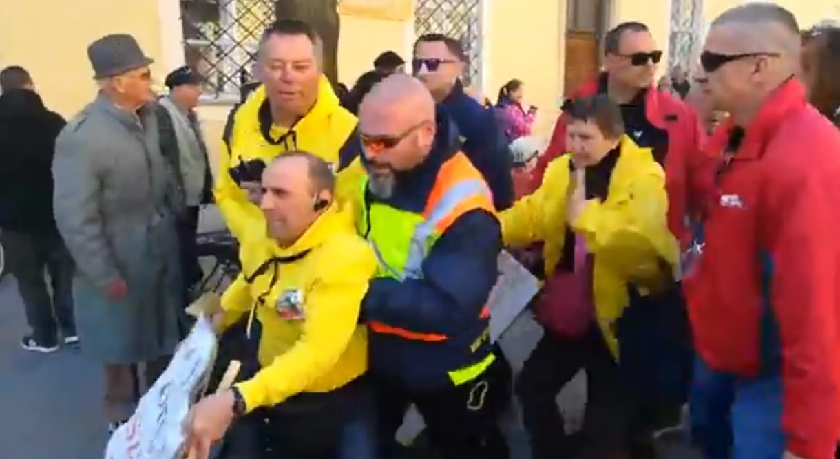 Valtonos biztonságiak rángattak és vittek el tiltakozókat a Fidesz kampányzárójáról