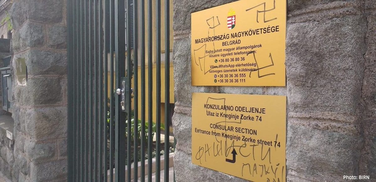 Horogkereszt a belgrádi magyar nagykövetség bejáratánál