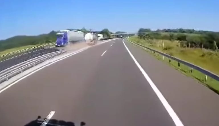 Videón a baleset, amikor egy tejszállító leszakítja az M3-as szalagkorlátját és felborul