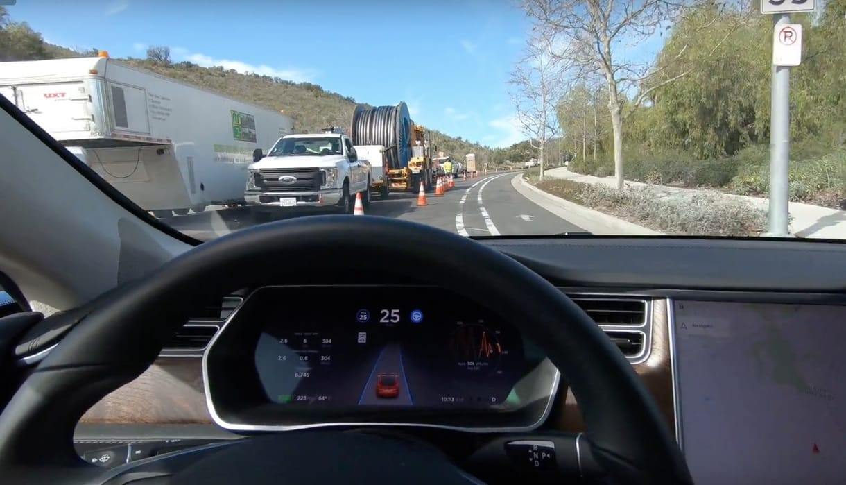 Lenyűgöző: erre képes most az önvezető módba kapcsolt Tesla – videó