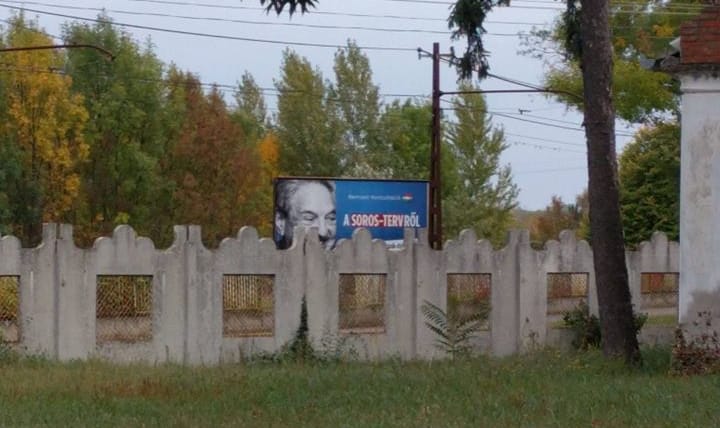 Soros-ellenes plakát a zsidó sírok felett