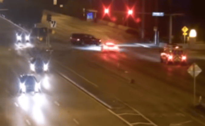 200 felett robog át a piroson a teslás, ez ellen mi védhet meg? – Videó