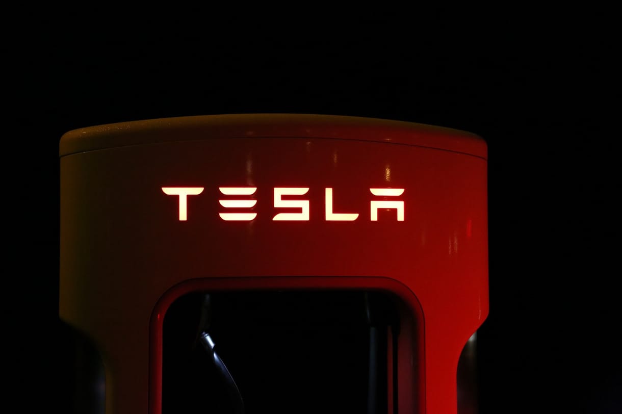 Lehalt a Tesla alkalmazása, egy rakás kocsitulajdonos nem tudott beülni a járművébe