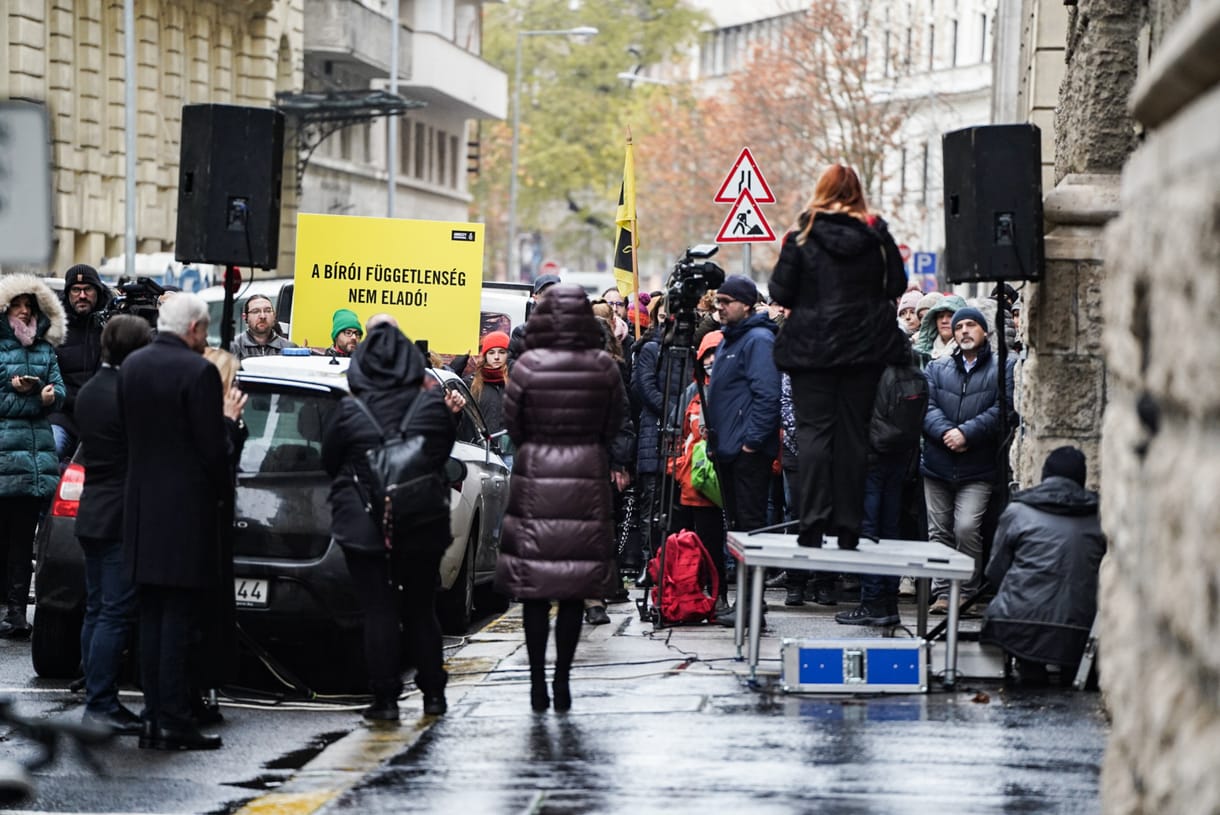 „Feltették a kérdést, megvehető a függetlenségetek, és a válasz igen volt” – bírók és igazságügyi alkalmazottak üzentek nyilvánosan a kormánnyal kötött alku aláíróinak