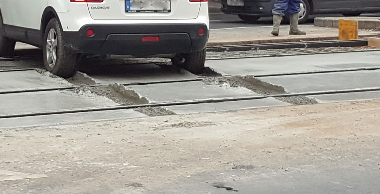 A nap képe: Belehajtott a munkások közt a friss betonba egy autós a 4-es, 6-os vonalán