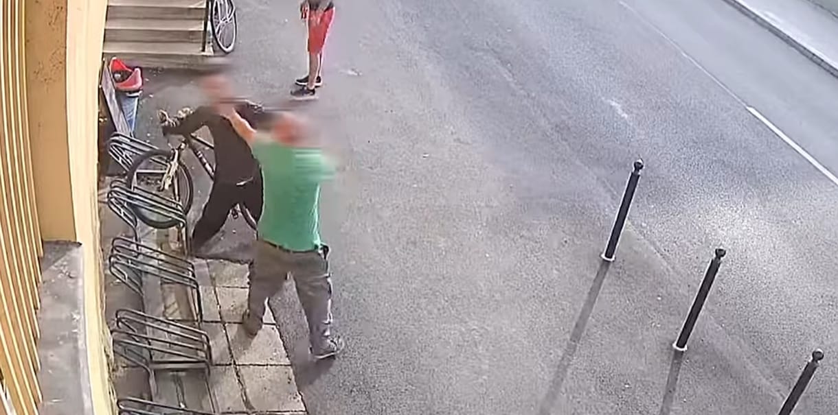 Videó: a nyílt utcán verekedett össze három férfi Kókán