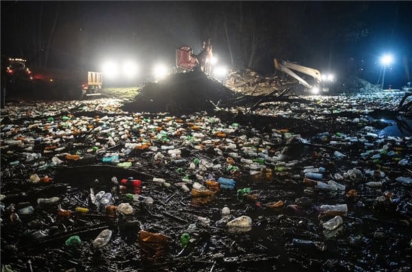 Elárasztotta a szemét a Tiszát, péntek óta próbálják megtisztítani