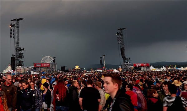 Ítéletidő: villám csapott a fesztiválozókba, félbeszakadt a tízezres Rock am Ring fesztivál