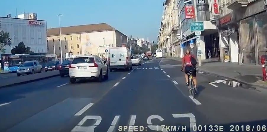 Olyan jelenetet rögzített a budapesti buszos kamerája, amiből minden közlekedő tanulhatna – videó