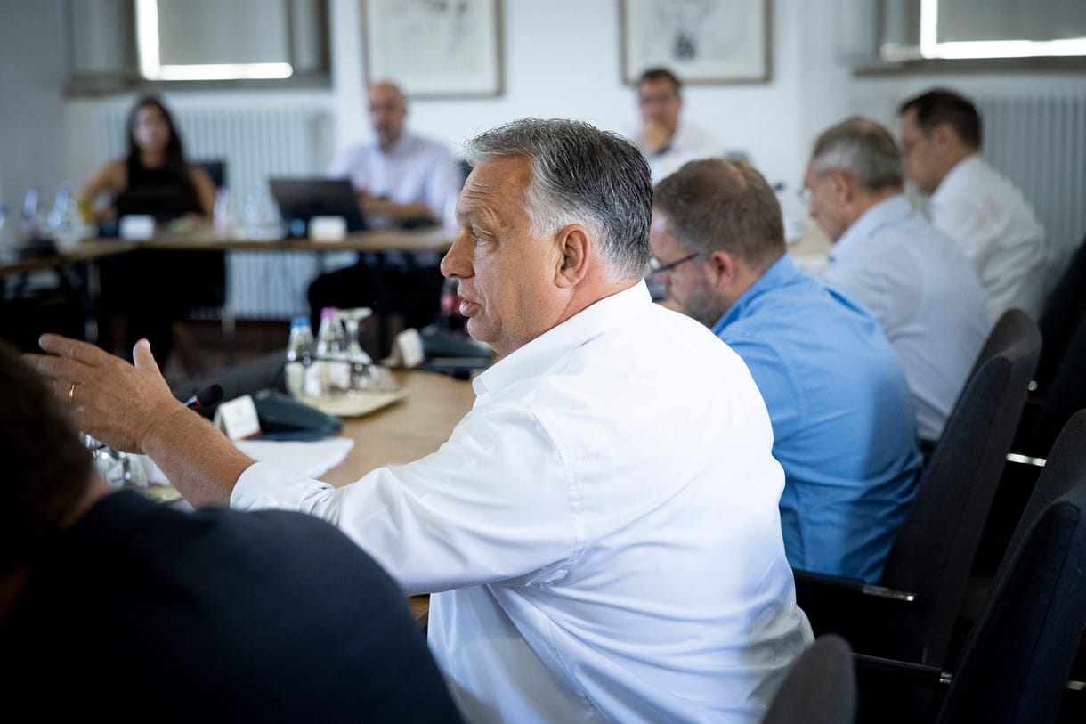 Orbán azzal dicsekszik, hogy nyáron is dolgozik