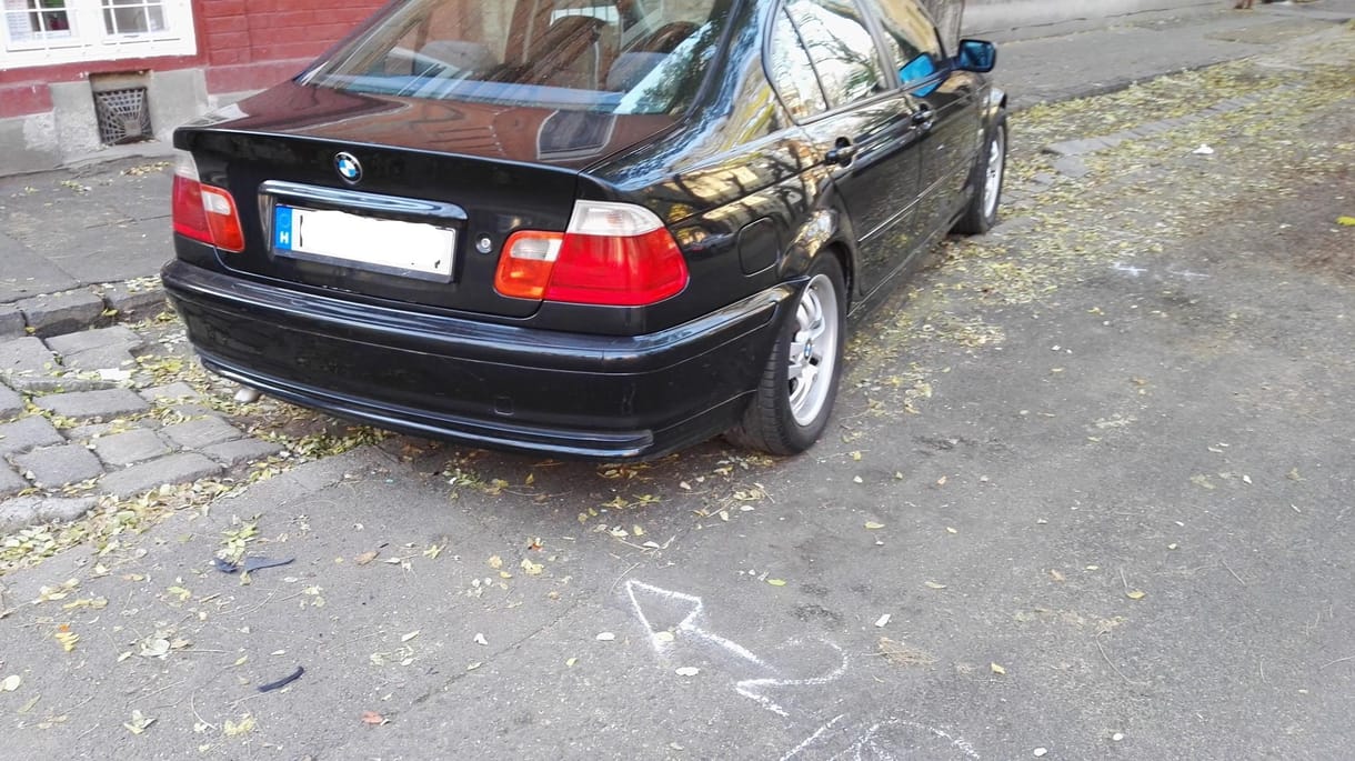 Na, ez az igazi trollkodás: nem elég, hogy összetört a BMW, még meg is büntették – szabálytalan parkolásért